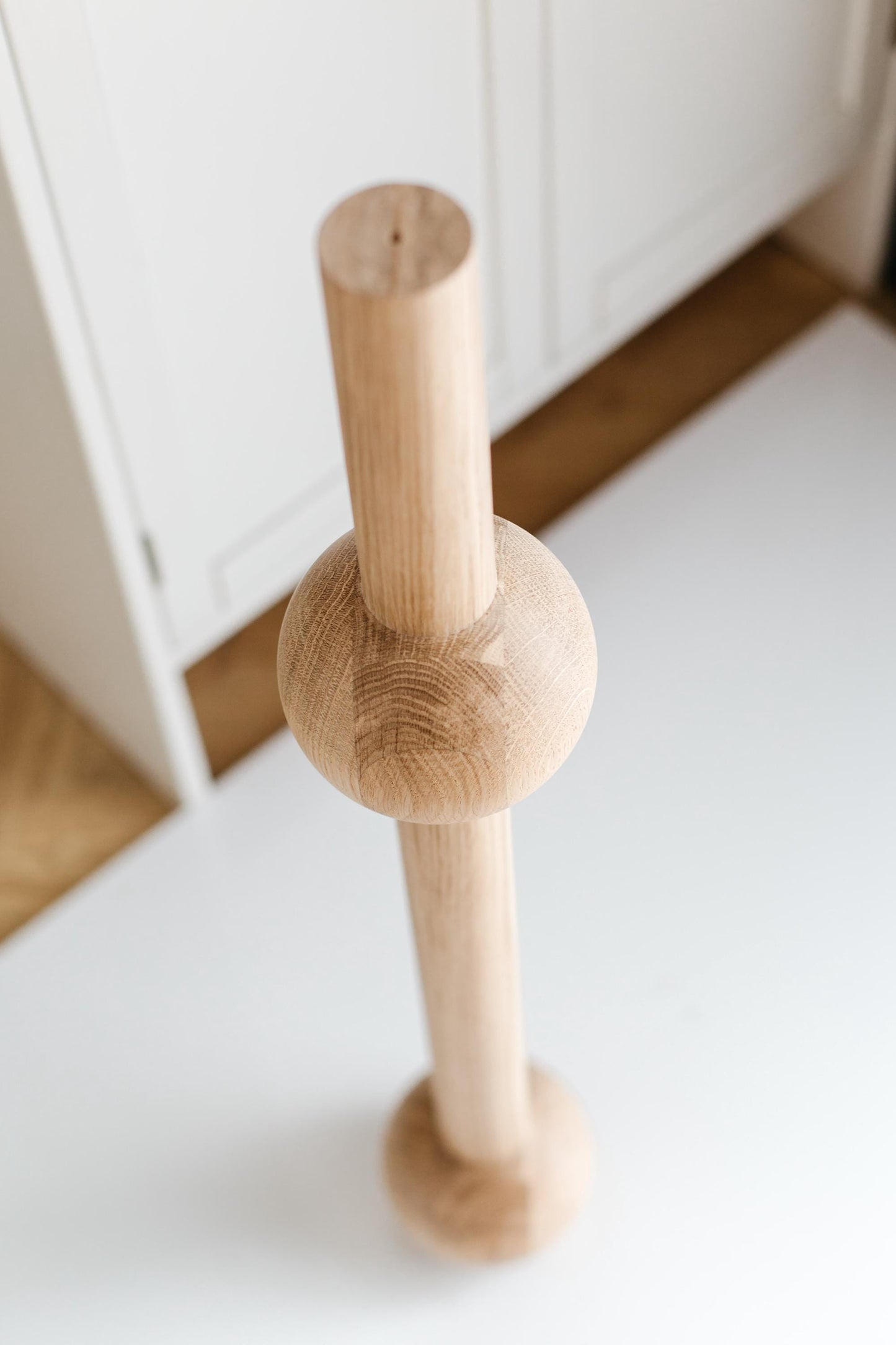 Pied de Meuble en Bois avec Détail Sphère Unique – Support de Table Tourné au Tour, H760 mm