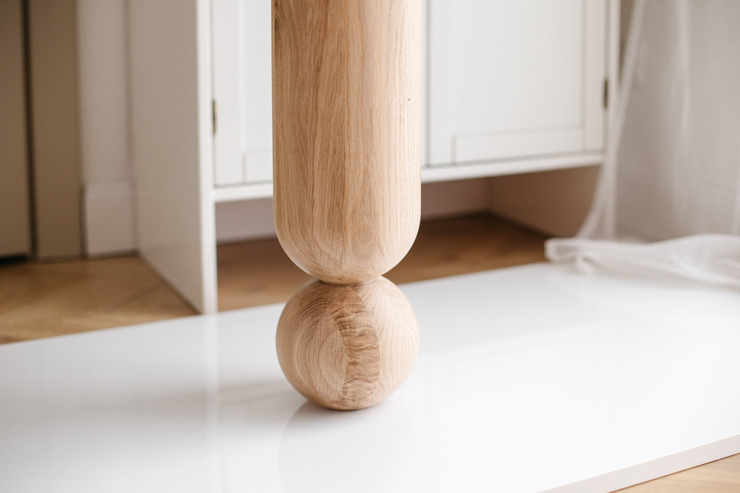 Pied de table basse en bois naturel avec sphère décorative – Design tourné au tour, H500 mm