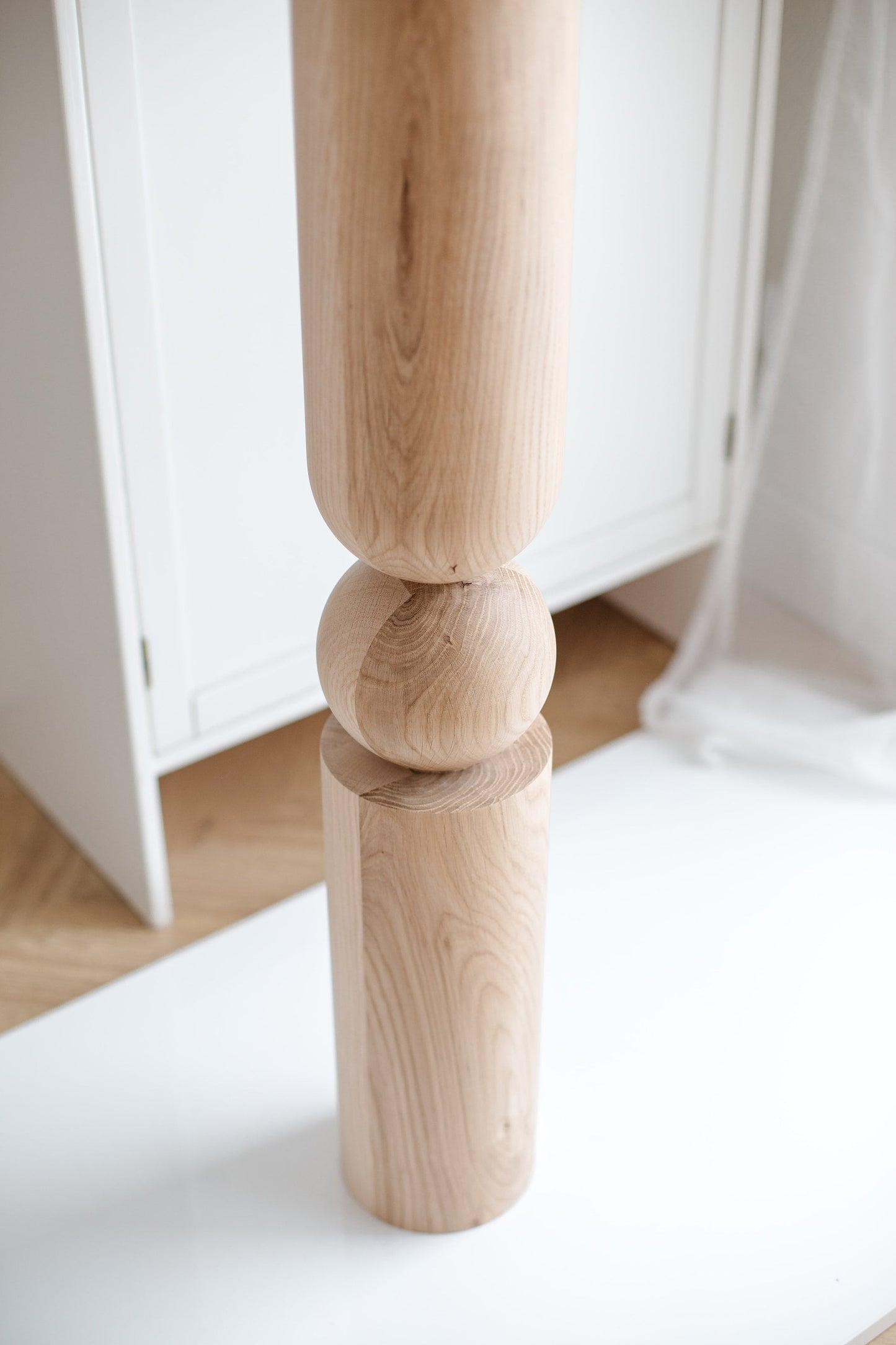 Pied de table et de bar en bois avec sphère centrale – Design tourné, H900 mm