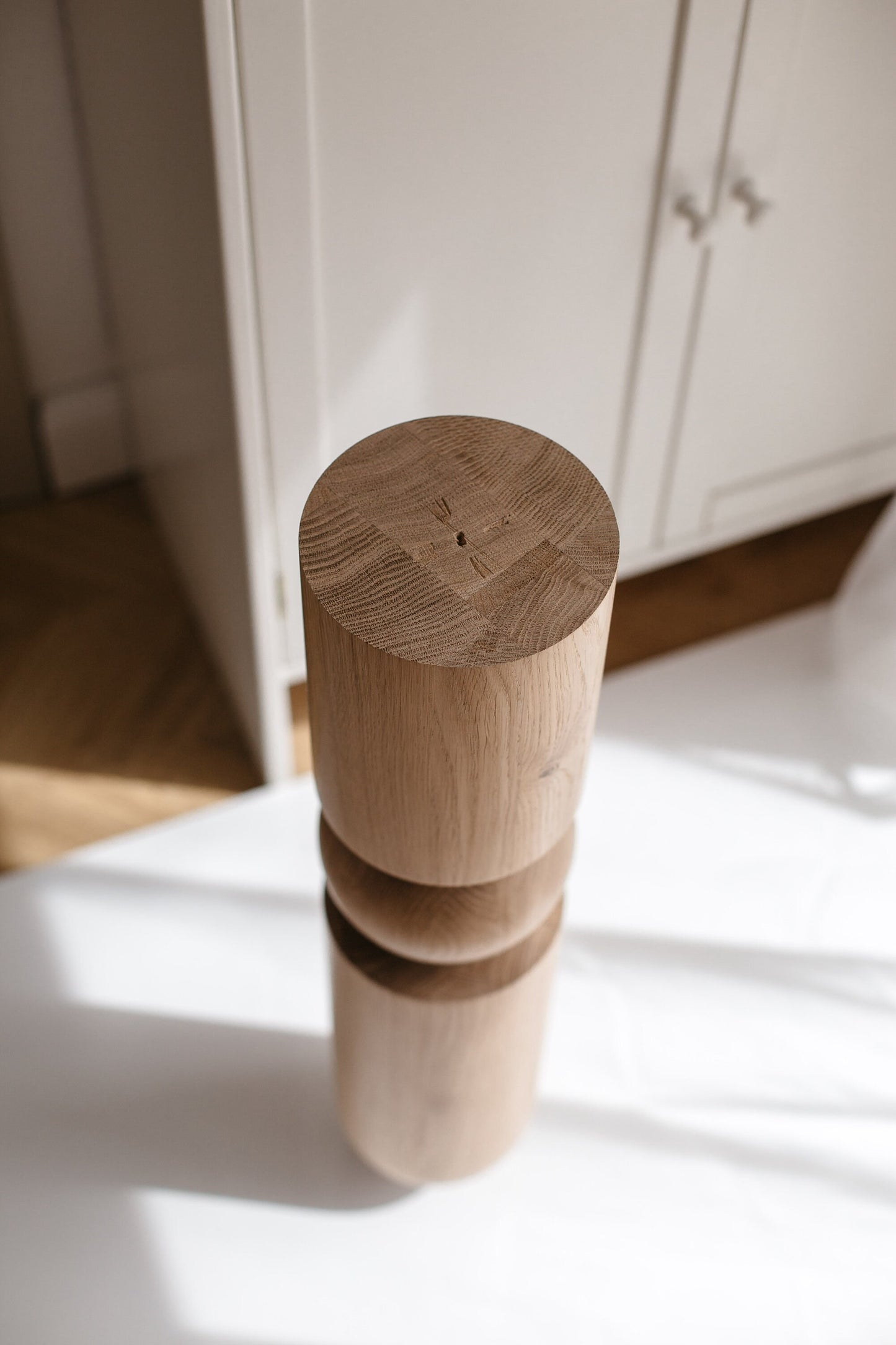 Pied de table et de bar en bois avec sphère arrondie – Tourné, H690 mm