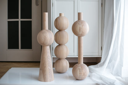 Pied de meuble en bois avec quatre sphères décoratives – Tourné, H670 mm