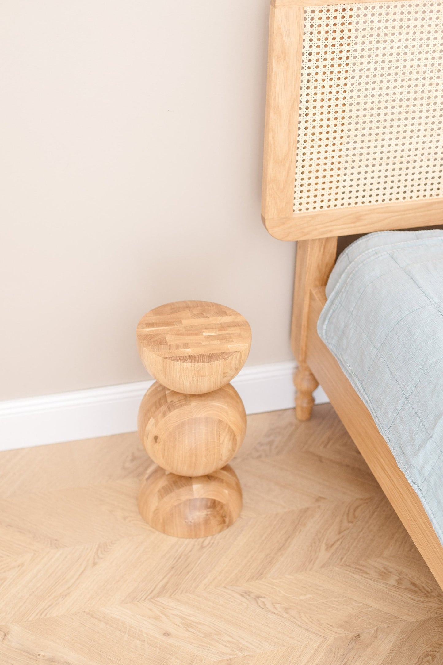 Table de chevet en bois fait main – Bois massif avec détail sphérique élégant H400 mm