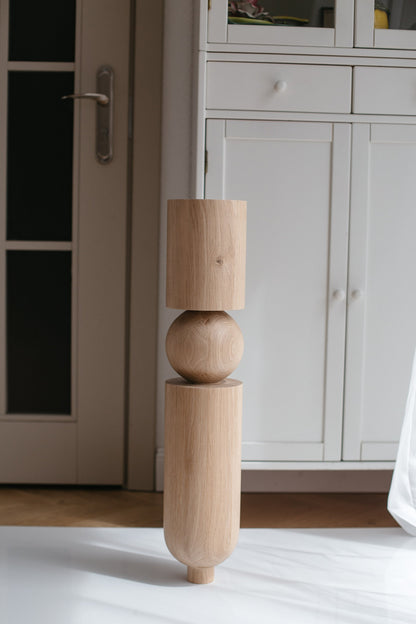 Pied de table et de bar en bois avec sphère arrondie – Tourné, H690 mm