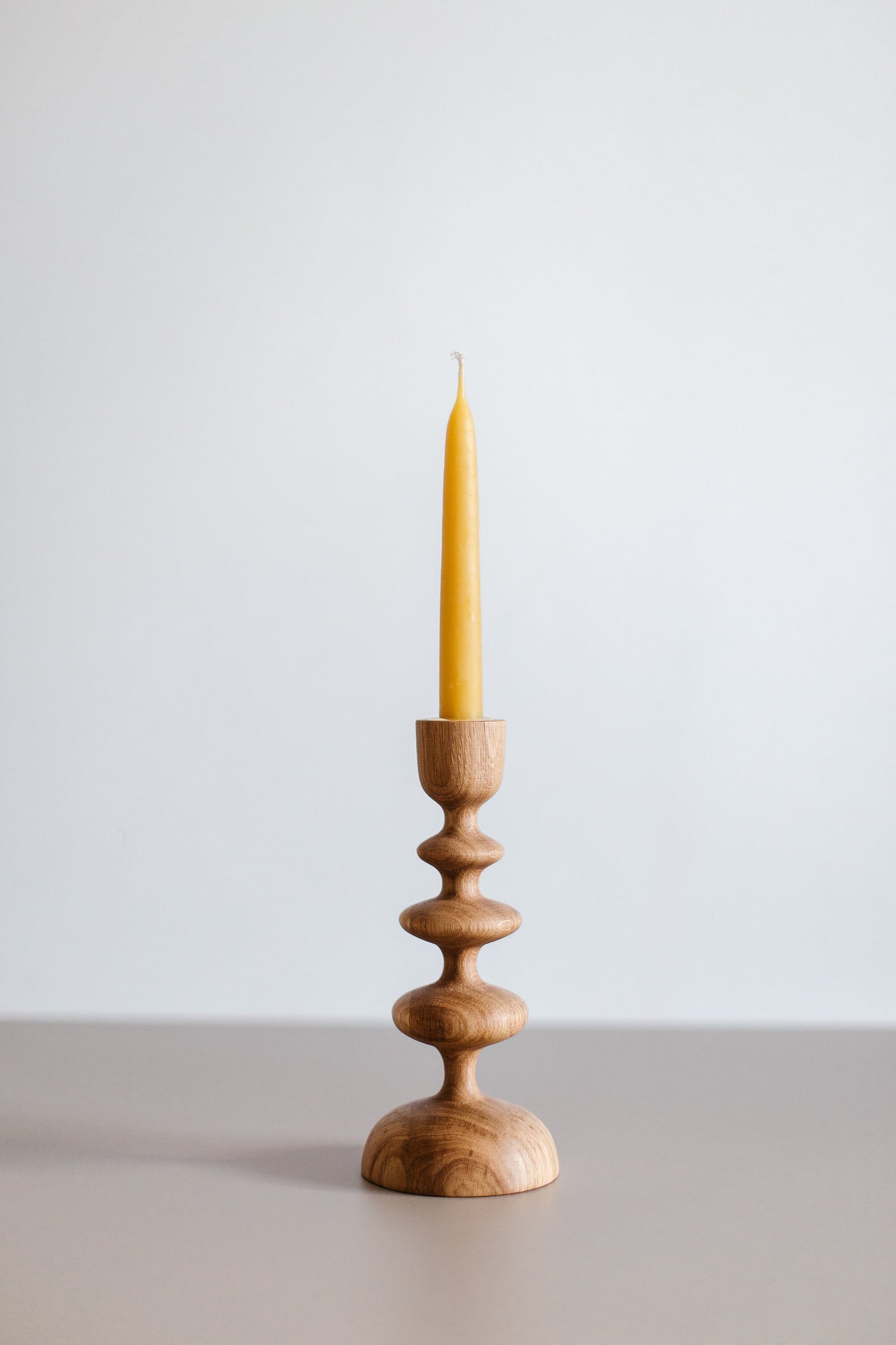 Lot de 2 bougeoirs en bois tourné à la main pour chandelles coniques – Motif vague, chêne