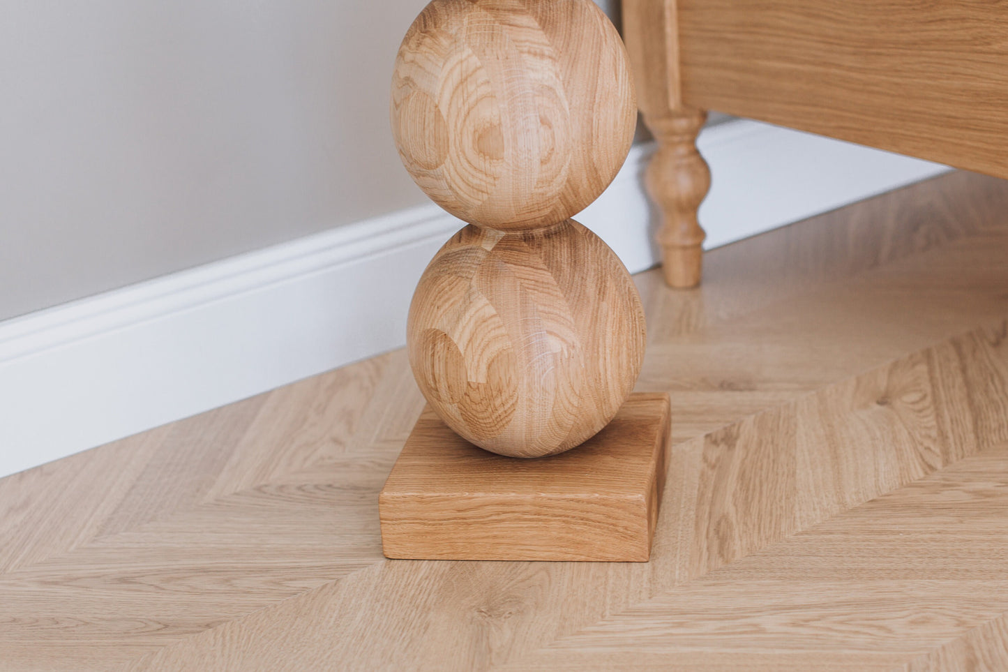 Table de chevet élégante en bois avec accent sphérique central – Conception artisanale, H495 mm