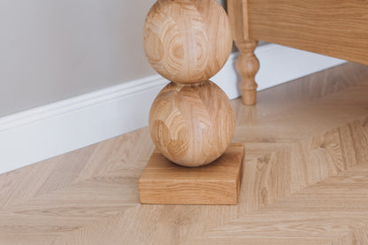 Table de chevet élégante en bois avec accent sphérique central – Conception artisanale, H495 mm