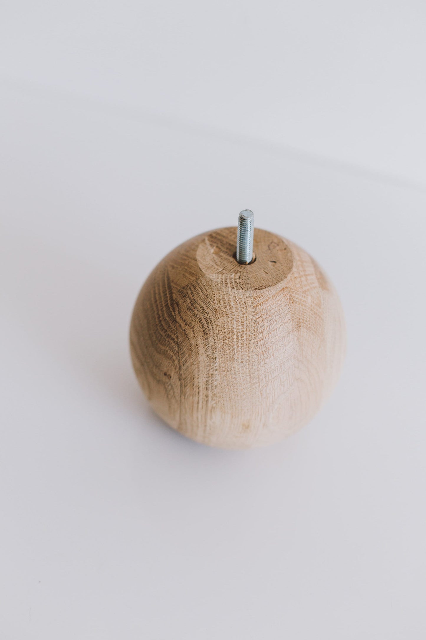 Pied de meuble tourné en bois avec détail sphérique – Design tourné au tour, H150 mm