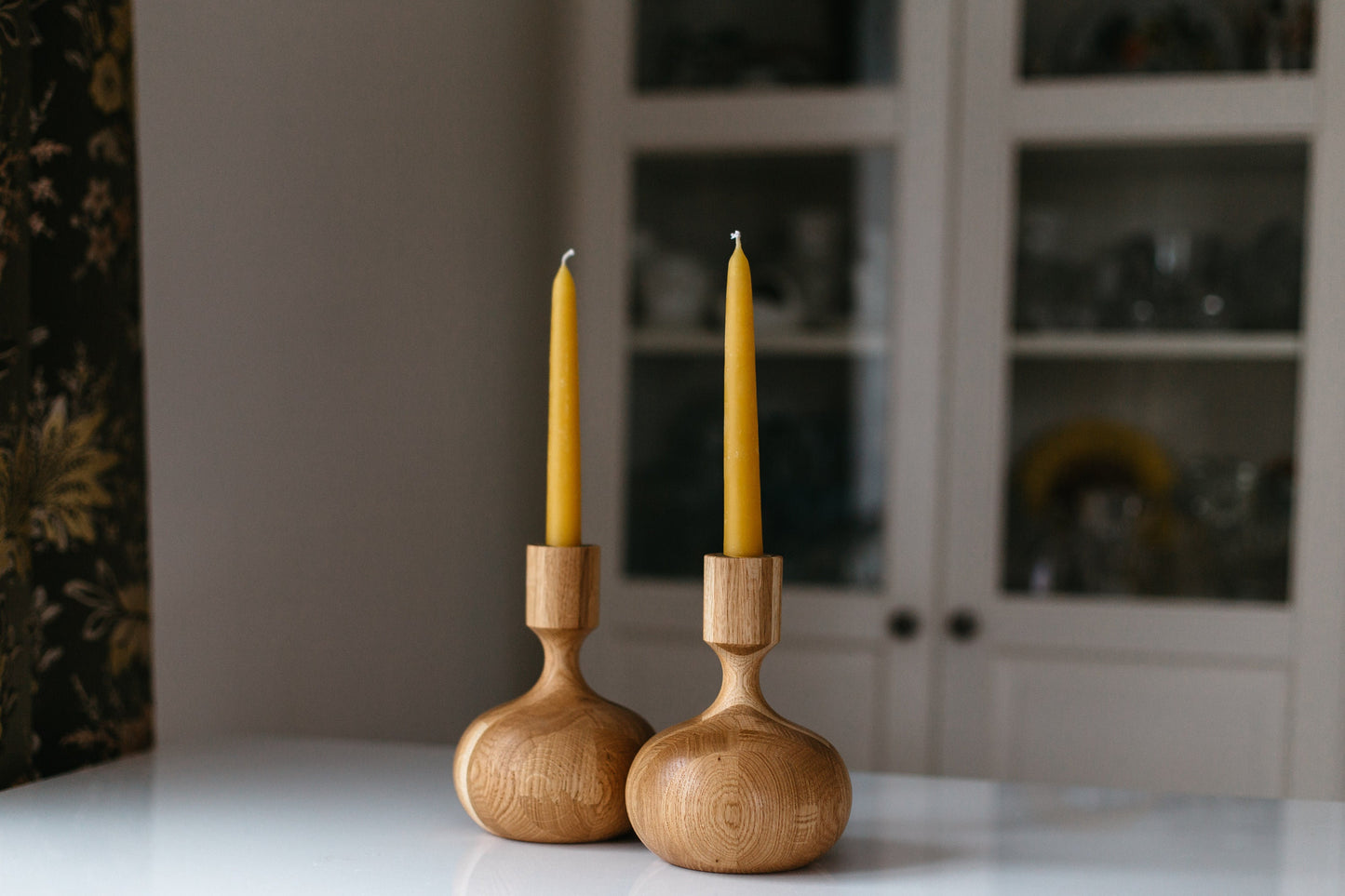 Lot de 2 bougeoirs coniques en bois tourné à la main – Style Reine, Chêne