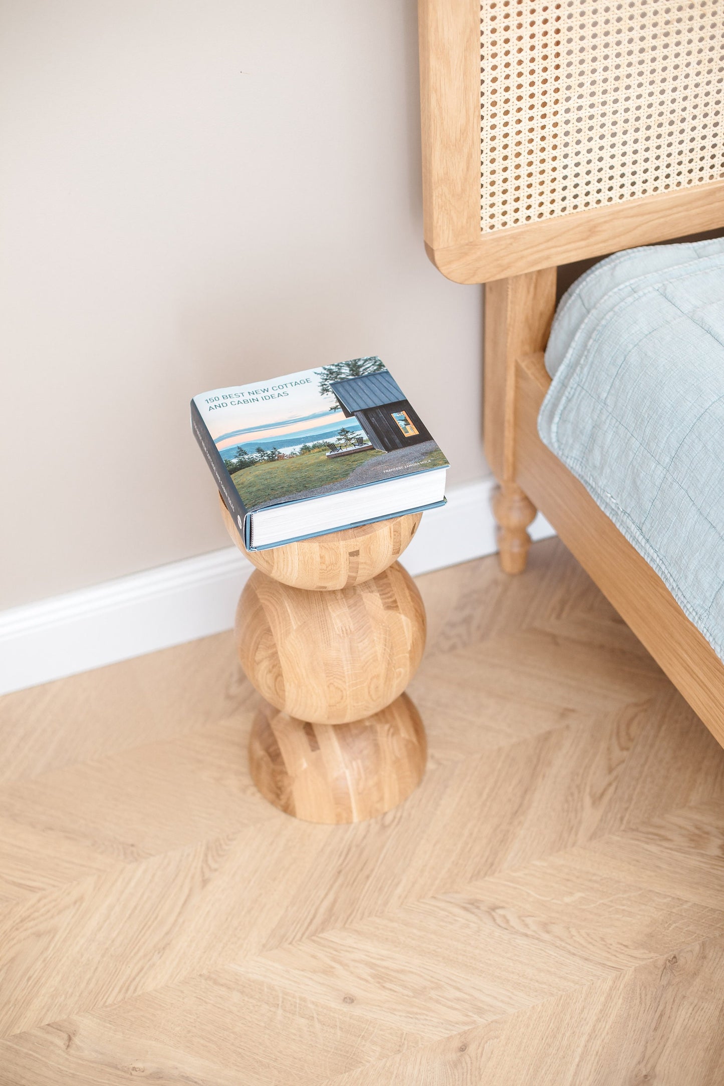 Table de chevet en bois fait main – Bois massif avec détail sphérique élégant H400 mm