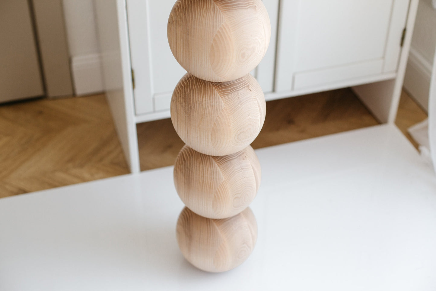 Pied de meuble en bois avec cinq détails sphériques – Design tourné, H730 mm