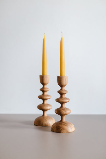 Lot de 2 bougeoirs en bois tourné à la main pour chandelles coniques – Motif vague, chêne