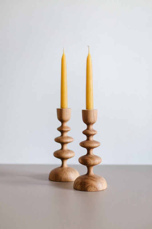 Lot de 2 bougeoirs en bois tourné à la main pour chandelles coniques – Motif vague, chêne