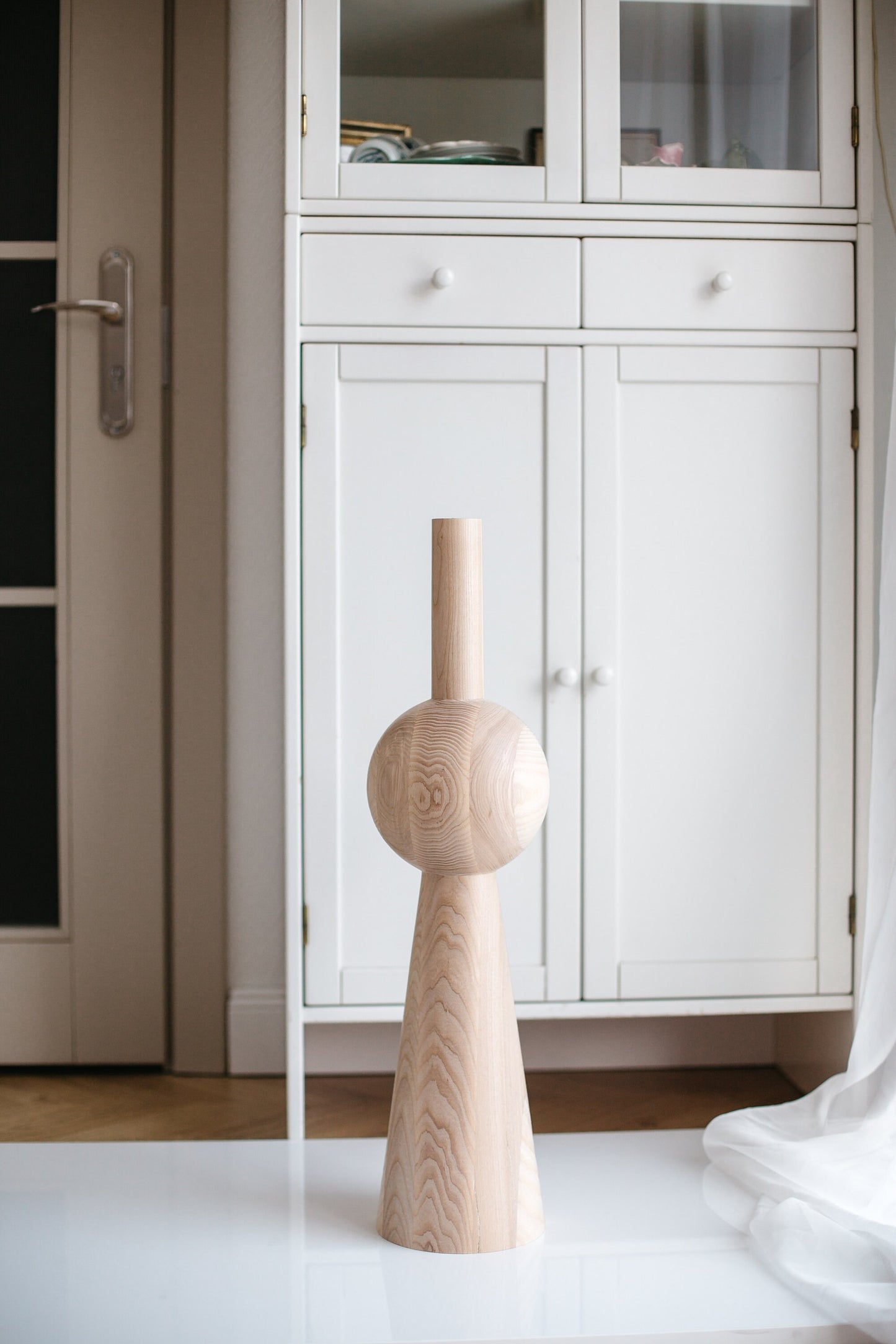 Pied de meuble conique en bois avec détail sphérique – Tourné au tour, H670 mm