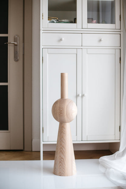 Pied de meuble conique en bois avec détail sphérique – Tourné au tour, H670 mm