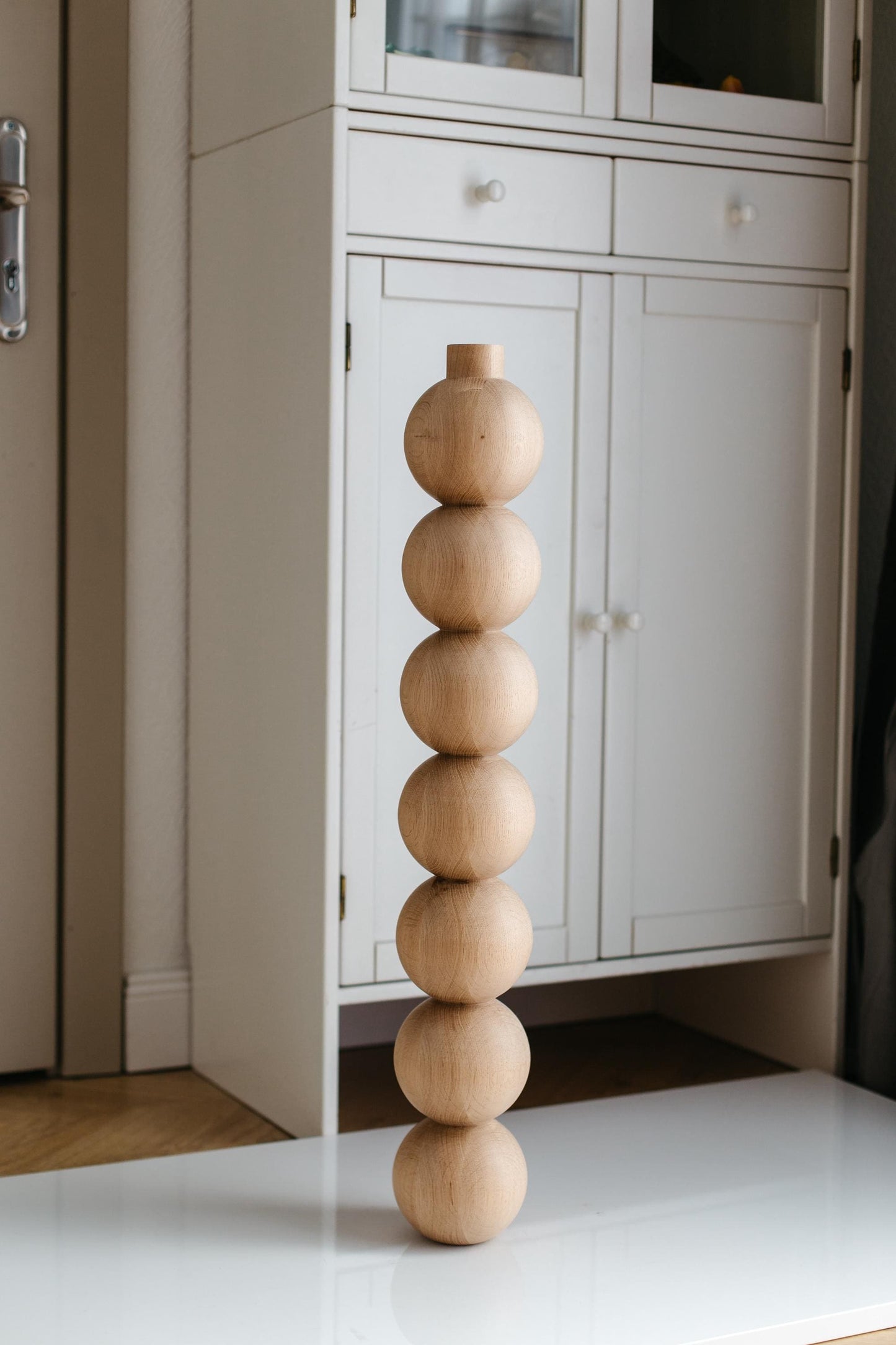 Pied de meuble en bois avec sept détails sphériques – Support de table tourné, H760 mm